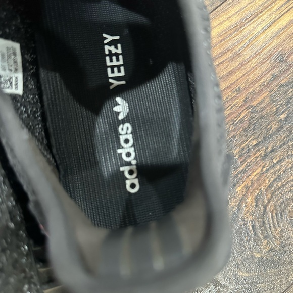 adidas Yeezy Boost 350 V2 sneakers in the "Black" - Picture 5 of 5